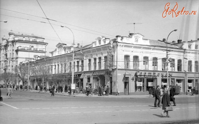 Саратов - Гастроном на углу проспекта Кирова и улицы Радищева.