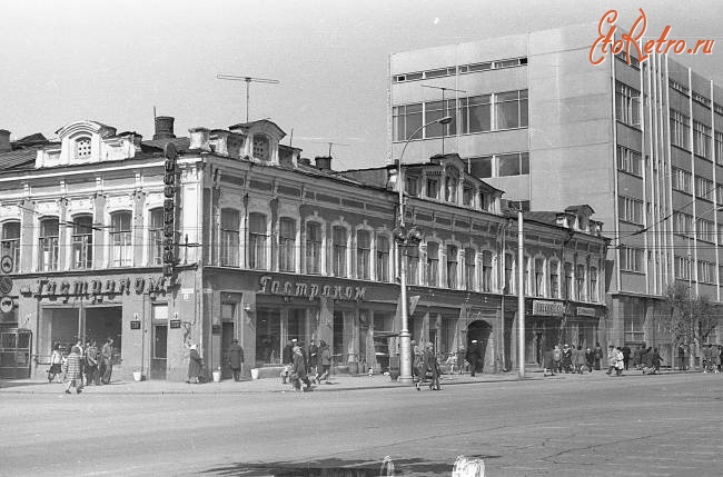 Саратов - Гастроном на углу ул.Радищева и проспекта Кирова.