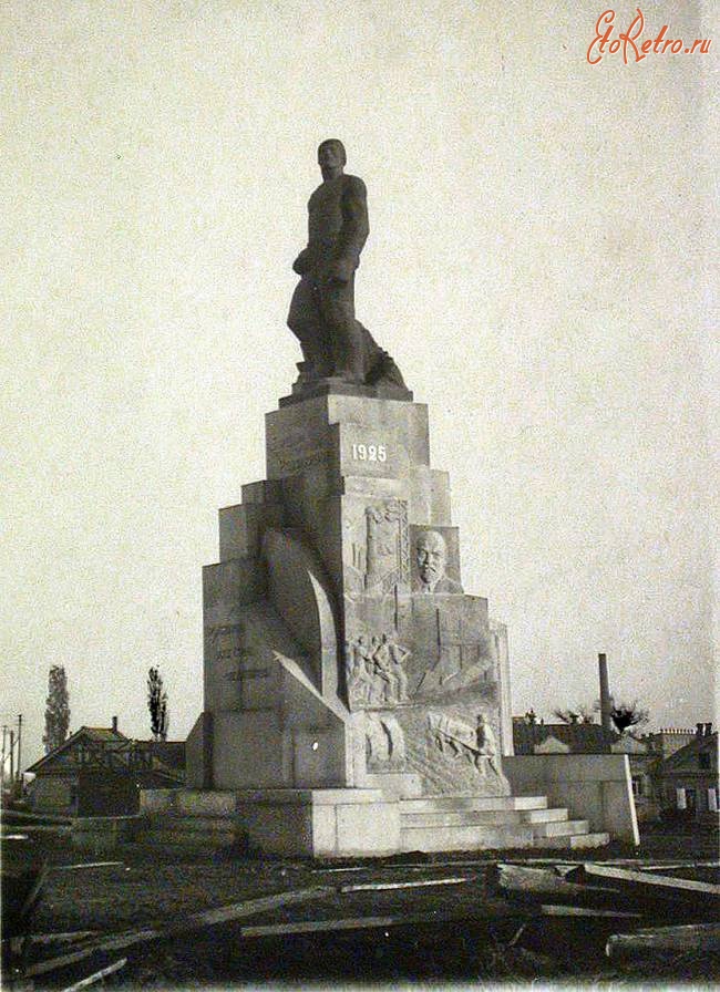 Саратов - Установка памятника борцам революции 1905 года