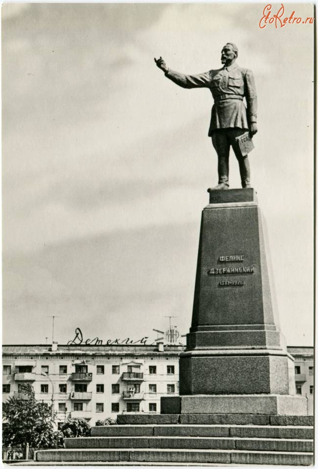 Саратов - Памятник Ф.Э.Дзержинскому на Привокзальной площади