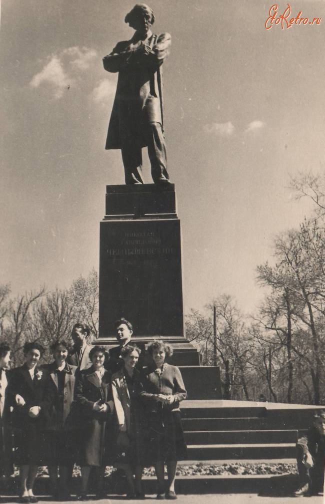 Саратов - У памятника Н.Г.Чернышевскому