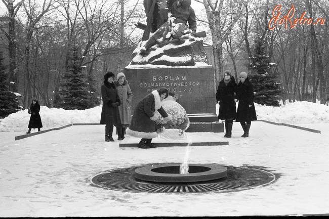 Саратов - У памятника борцам революции 1917 года