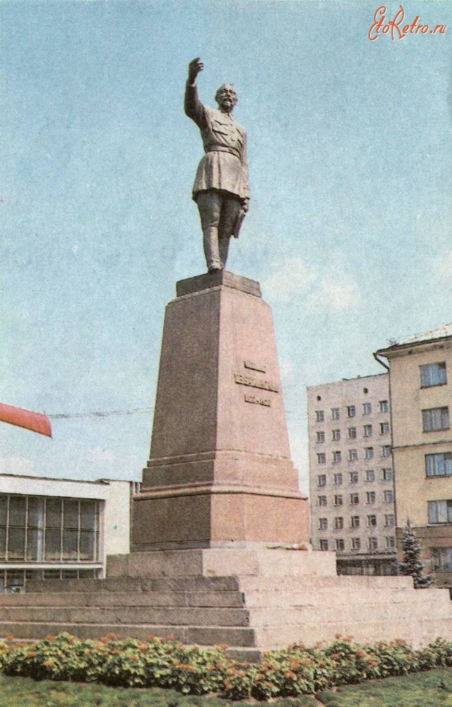 Саратов - Памятник Ф.Э.Дзержинскому на Привокзальной площади