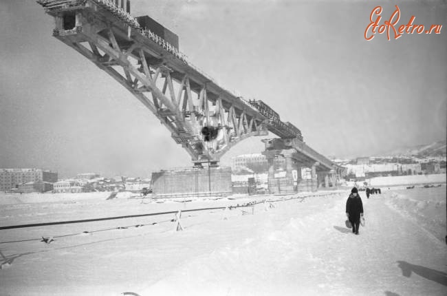 Саратов - Дорога по льду Волги возле строящегося моста