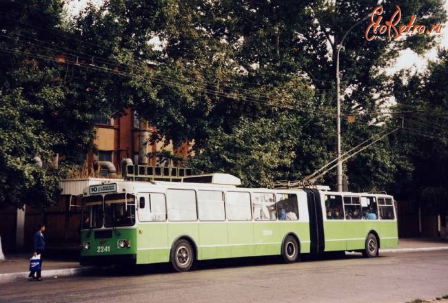 Саратов - Троллейбус-гармошка десятого маршрута на остановке 