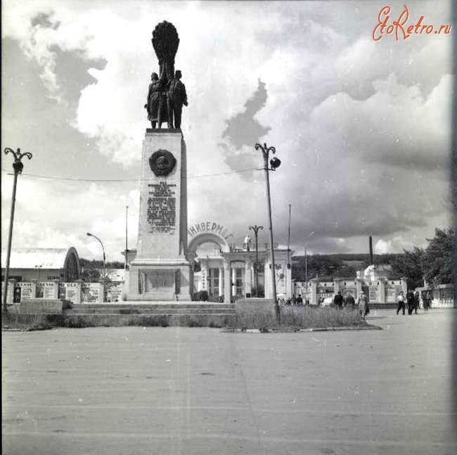 Саратов - Памятник колхознику и колхознице перед Торговым Центром