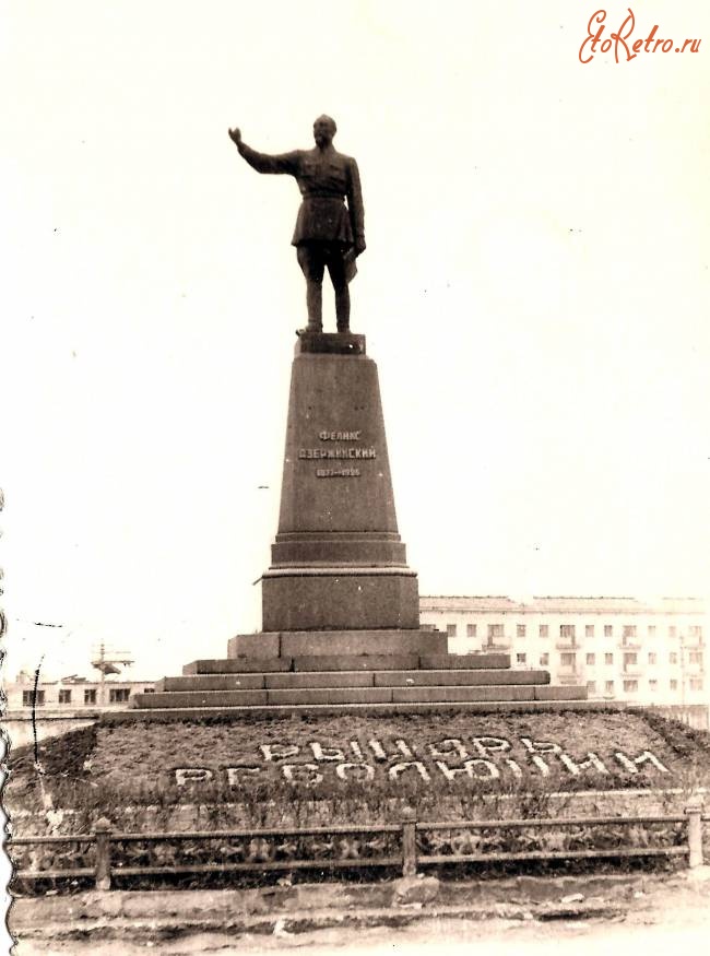Саратов - Памятник Феликсу Дзержинскому на Привокзальной площади