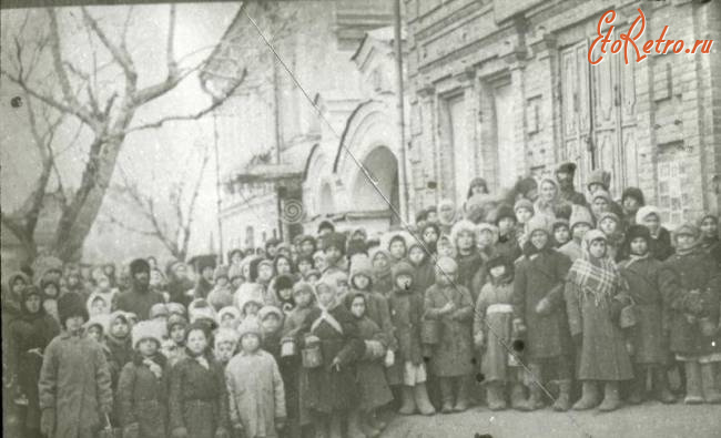 Саратов - Голодающие дети у столовой в Бежгородке