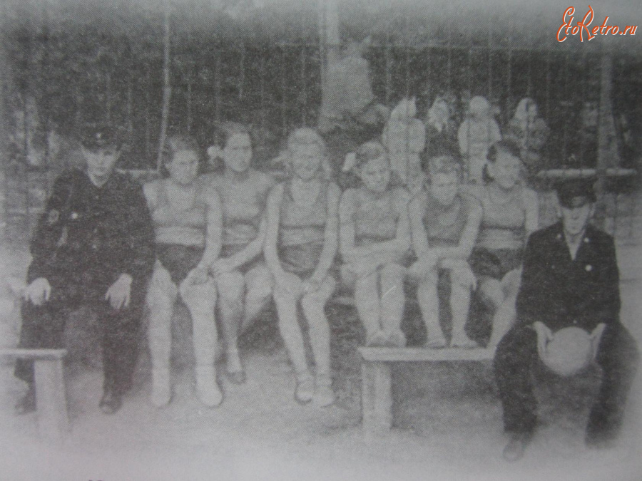 Саратов - Юрий Гагарин (первый слева) с баскетболистками детского дома 