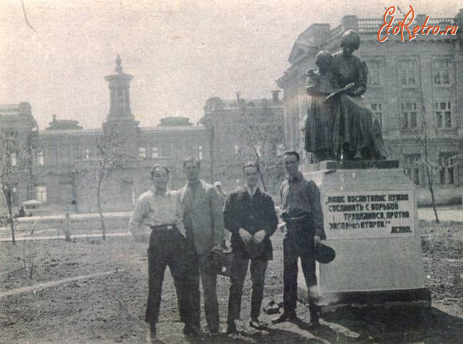 Саратов - Памятник первой учительнице в госуниверситете