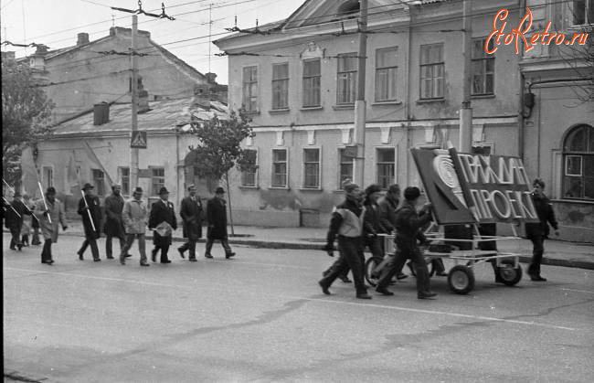 Саратов - Демонстранты на проспекте Ленина