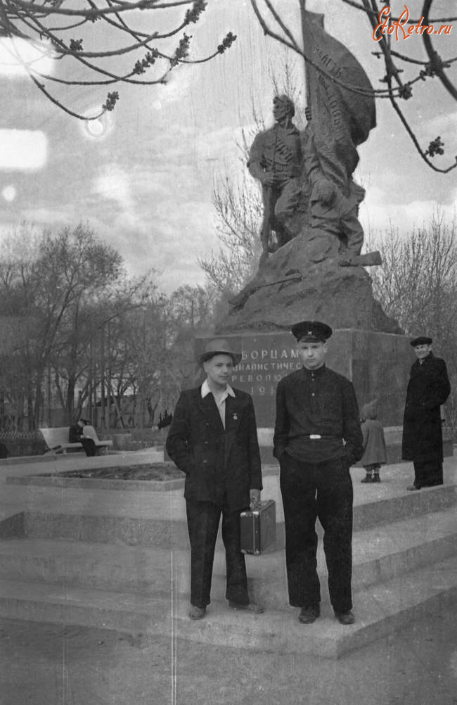Саратов - У памятника борцам революции 1917 г.