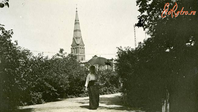 Саратов - Дама с корзинкой в парке Липки