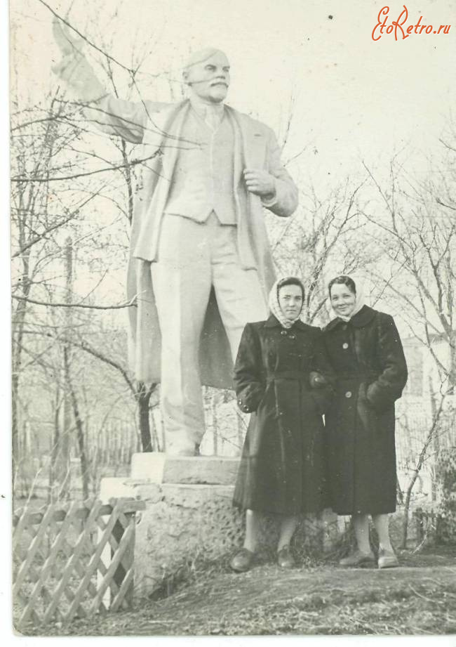 Саратов - У памятника В.И.Ленину в парке Липки