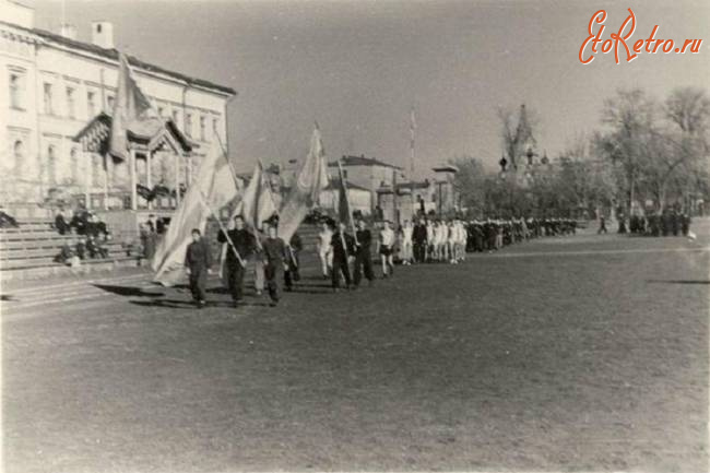 Саратов - Парад участников соревнований по легкой атлетике срели техникумов