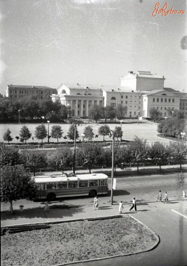 Саратов - Площадь Революции и театр оперы и балета им.Н.Г.Чернышевского