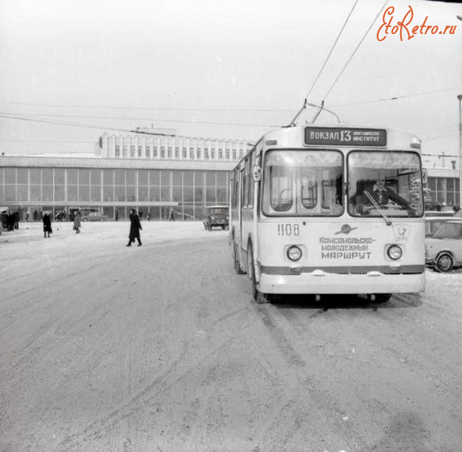 Саратов - Троллейбус комсомольско-молодежного маршрута №13  на Привокзальной  площади