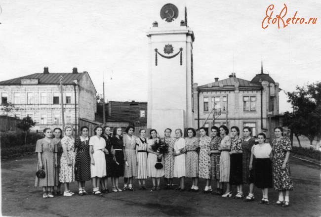 Саратов - Выпускницы и преподаватели библиотечного техникума у памятника Героям Краснодона