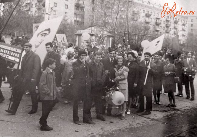 Саратов - Колонна демонстрантов на проспекте 50 лет Октября