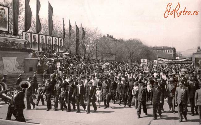 Саратов - На площади Революции 1 мая 949 г.