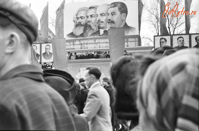Саратов - Демонстрация на площади Революции