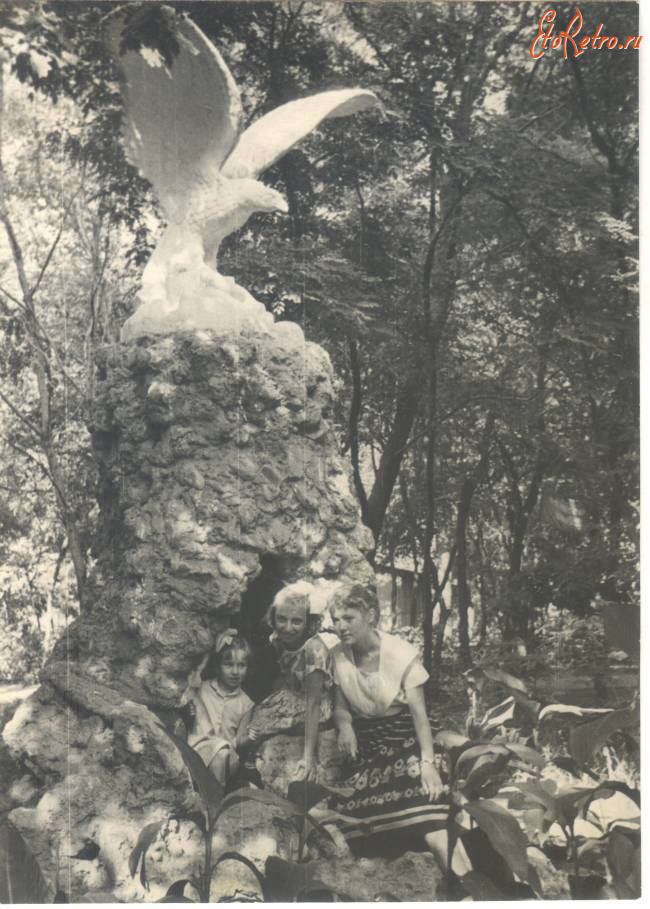 Саратов - Грот с орлом в городском парке