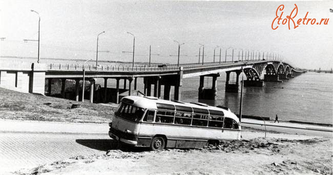 Саратов - Автобус ЛАЗ-695 и мост Саратов-Энгельс