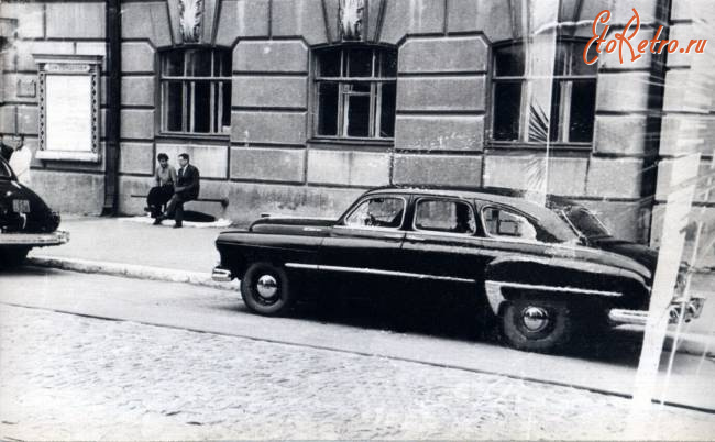 Саратов - Автомобиль ЗИМ (ГАЗ-12) у Дома офицеров