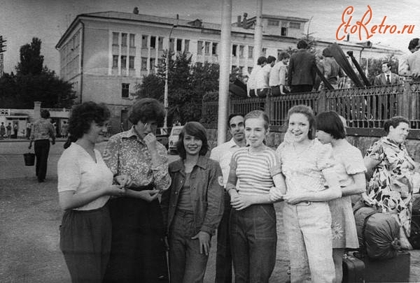 Саратов - Учащиеся школы №13 на площади Джержинского (Привокзальная площадь)