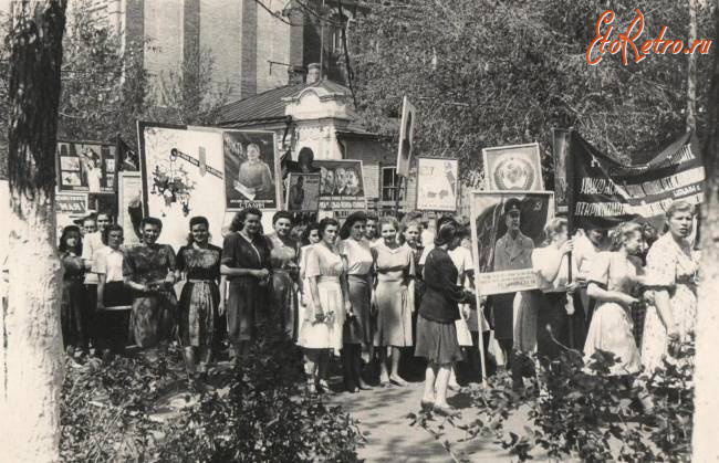 Саратов - Колонна педагогического института на первомайской демонстрации