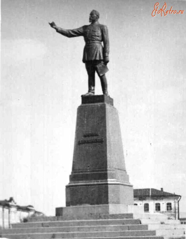 Саратов - Памятник Ф.Э.Дзержинскому на Привокзальной площади