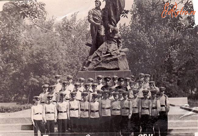 Саратов - Суворовцы у памятника борцам революции 1917 года