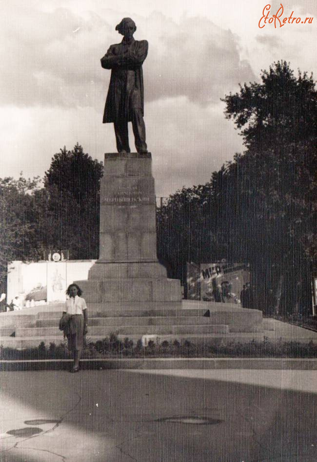 Саратов - У памятника Н.Г.Чернышевскому