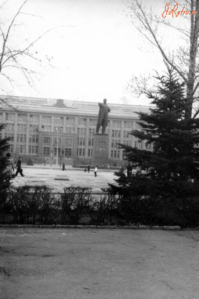 Саратов - Памятник В.И.Ленину на площади Революции