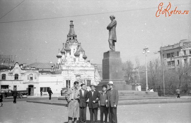 Саратов - У памятника Н.Г.Чернышевскому