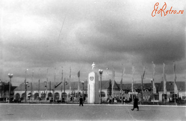 Саратов - Памятник И.В.Сталину на площади Революции