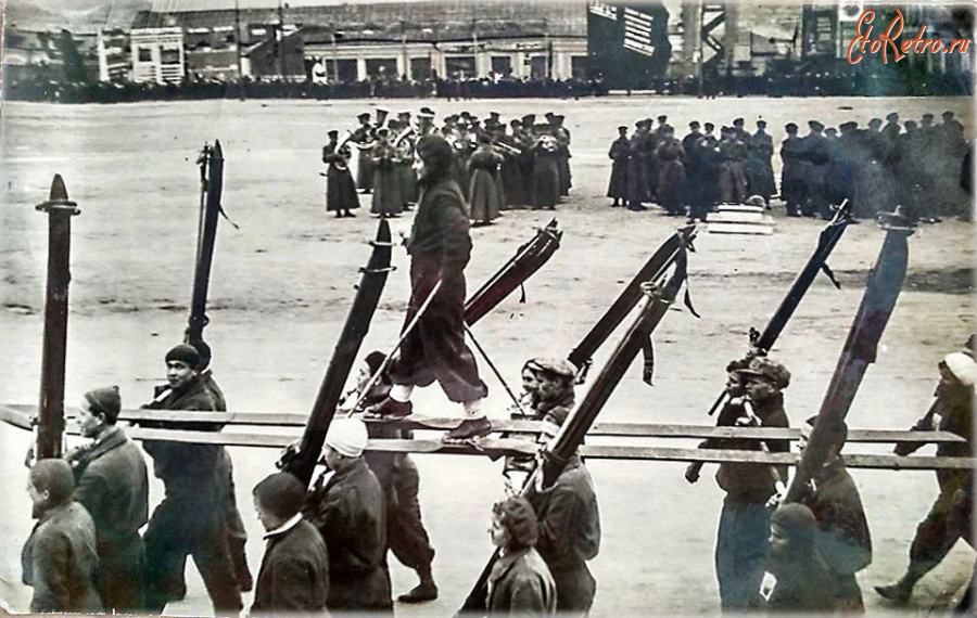 Саратов - Лыжники на площади Революции 7 ноября 1935 года