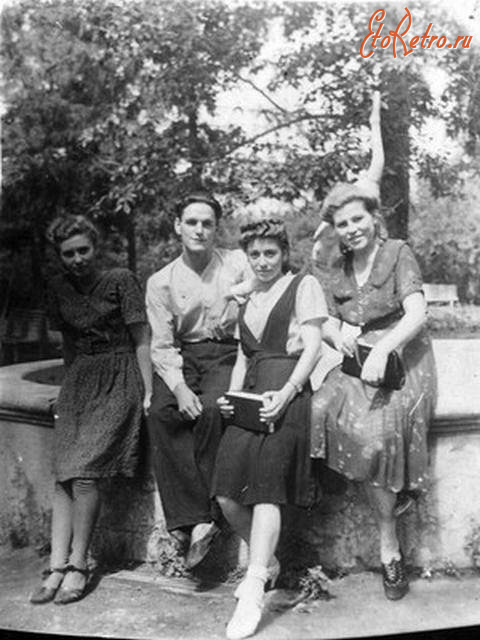 Саратов - У фонтана в университетском дворе