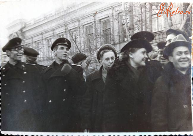 Саратов - Преподаватели и студенты строительного техникума на демонстрации