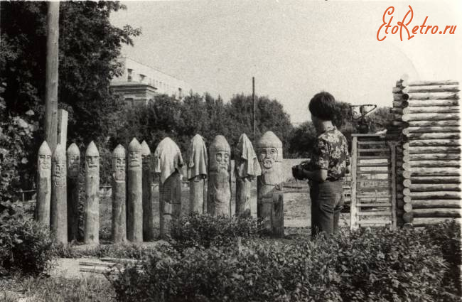 Саратов - Деревянные скульптуры на детской площадке горпарка