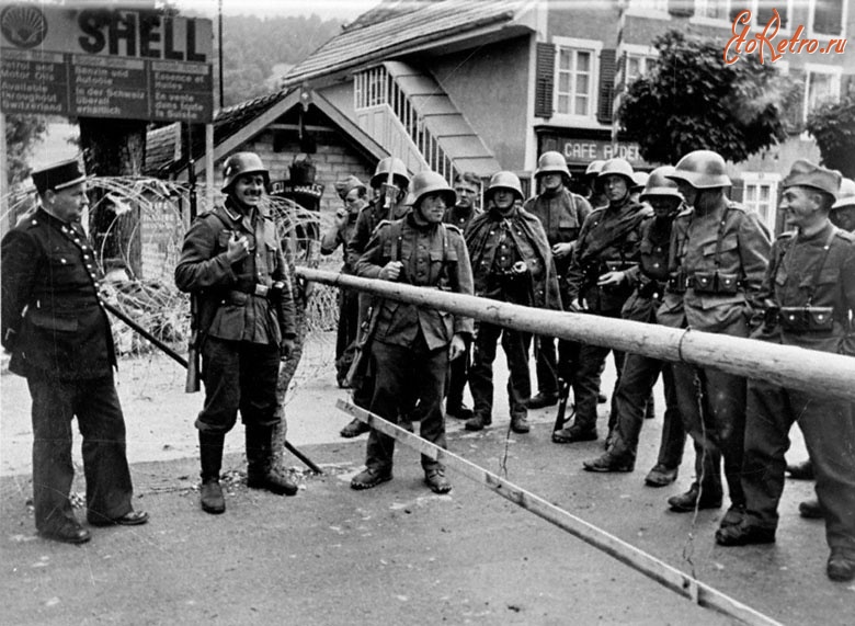 Франция - Немецкие солдаты у караульного поста на французско – швейцарской границе