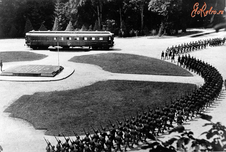 Франция - Церемониальный марш группы немецких войск в Компьене во время переговоров о перемирии между немецким командованием и Францией