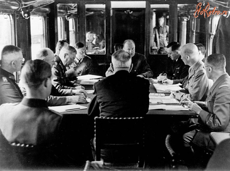 Франция - Момент переговоров о перемирии между представителями Франции и немецкого командования в Компьене (четвертый слева - В.Кейтель, второй справа - Ш.Хюнтцигер)
