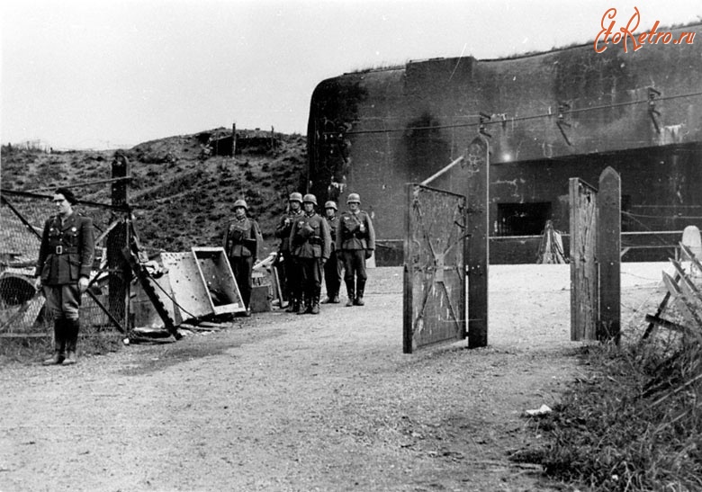 Франция - Группа немецких солдат у входа в захваченное противотанковое укрепление линии Мажино