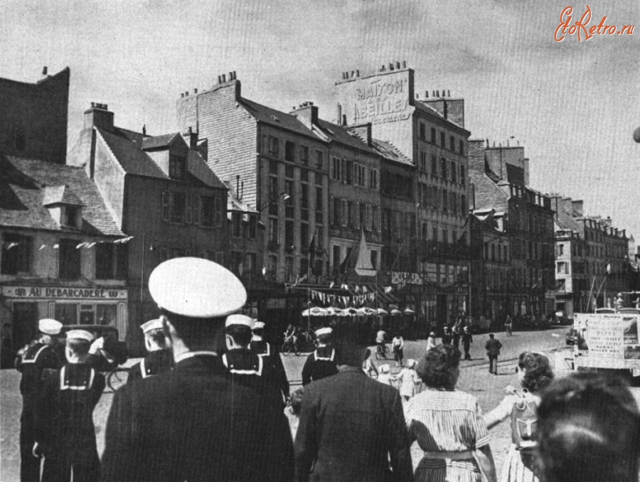 Франция - U.S. Navy sailors on Quai Caligny, Cherbourg, Франция , Метрополия Франция , Нижняя Нормандия