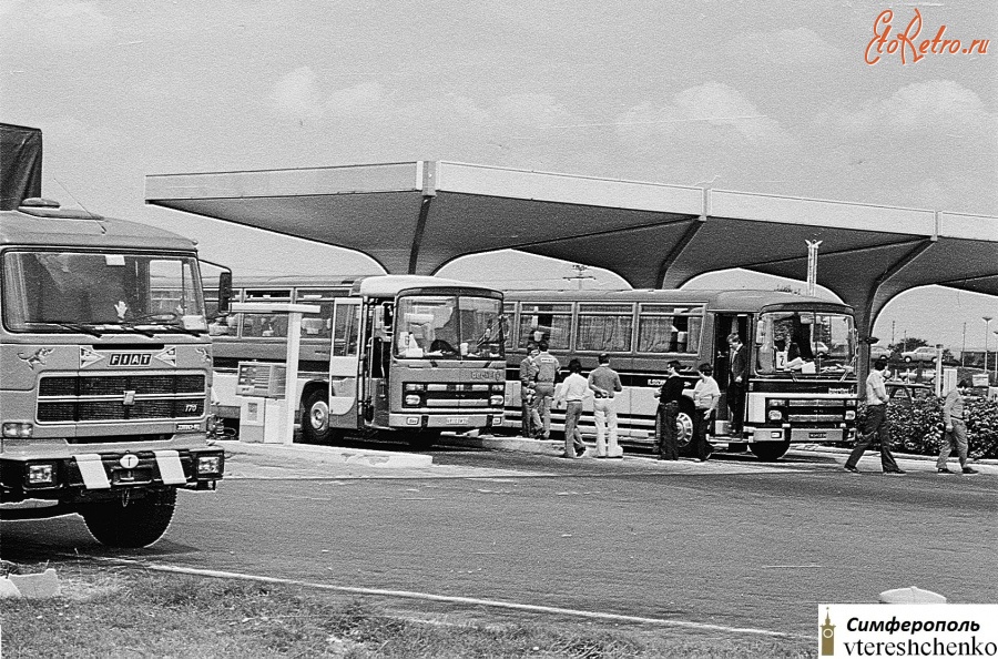Франция - Франция. Автобусы на заправке - 1977