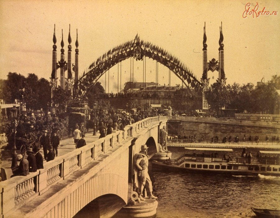 Париж - Crowds crossing the Pont de l'Alma. Paris Exposition Франция,  Иль-де-Франс,  Париж