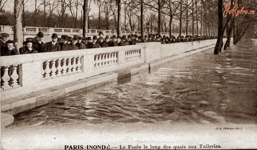 Париж - PARIS LA FOULE LE LONG DES QUAIS AUX TUILERIES INONDATIONS Франция,  Иль-де-Франс,  Париж