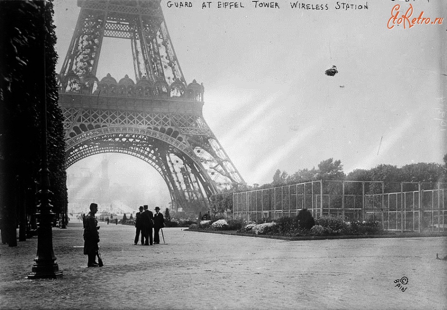 Париж - Guard_at_Eiffel_Tower_--_Wireless_Station Франция,  Иль-де-Франс,  Париж