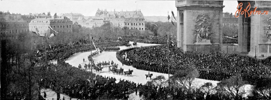 Париж - A l'Arc de Triomphe. Франция , Метрополия Франция , Иль-де-Франс , Париж